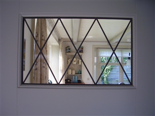  Detail raam in deur met glas met loodraam
